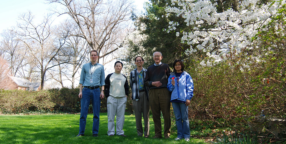 2007 Lab members in Davids garden 